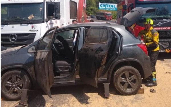 Trânsito fica bloqueado na BR-282 após acidente entre carro e caminhões