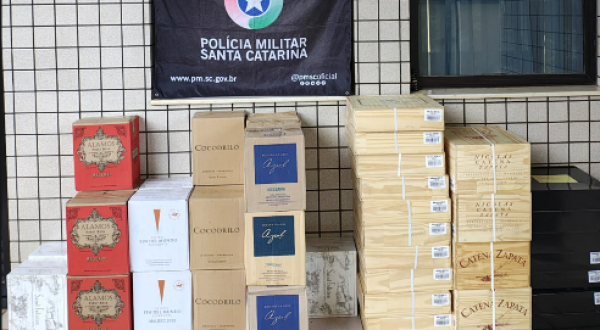 Motorista foge de abordagem e acaba preso com carga de vinhos argentinos na BR-280