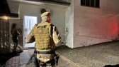 Trio é preso por tráfico de drogas após polícia encontrar cocaína escondida em cadeirinha de bebê em Mondaí