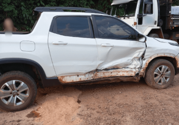 Colisão entre veículos em Cunha Porã causa vazamento de combustível na pista
