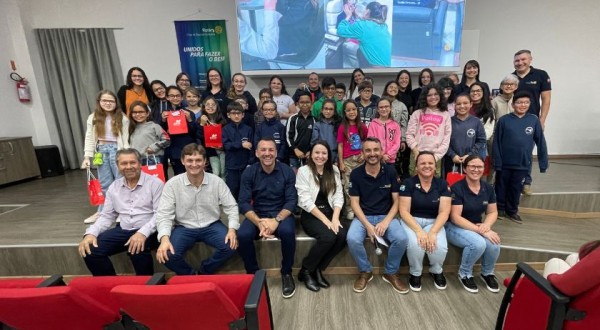 Rotary Club entrega mais de 80 óculos a crianças do município