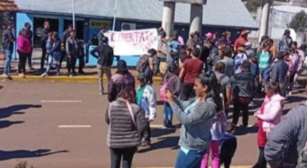 Manifestação é realizada após prisão de cinco homens