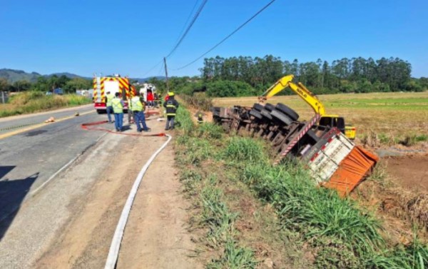 Vítimas morrem esmagadas por carreta nas margens da SC-108