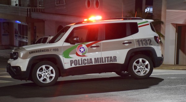 Homem é preso após furtar garrafa de whisky em supermercado no centro