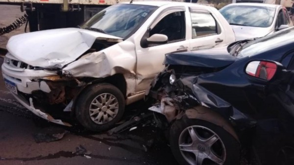 Acidente envolve três veículos e deixa dois feridos na BR-282