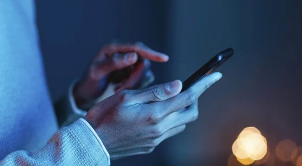 Hábito de acelerar vídeos e áudios pode impactar na saúde mental, dizem especialistas