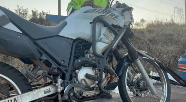 Acidente entre moto e carro deixa motociclista ferido