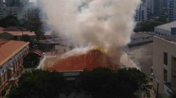 Incêndio no Centro Paroquial cria nuvem de fumaça