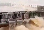 Cataratas do Iguaçu enfrentam forte vazão e fecham passarela para segurança dos visitantes