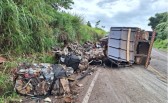 Carreta carregada de sucata tomba e interdita SC-161