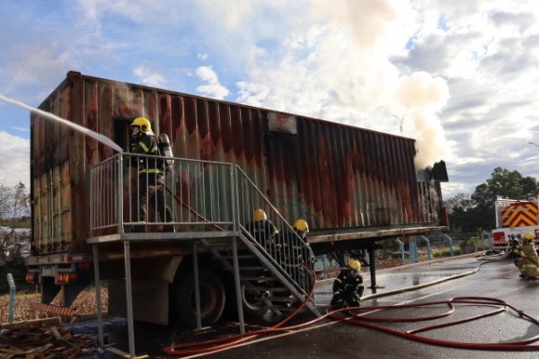 Treinamento de combate a incêndio urbano reúne bombeiros do 12ª Batalhão