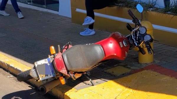 Colisão entre moto e caminhonete é registrada no centro