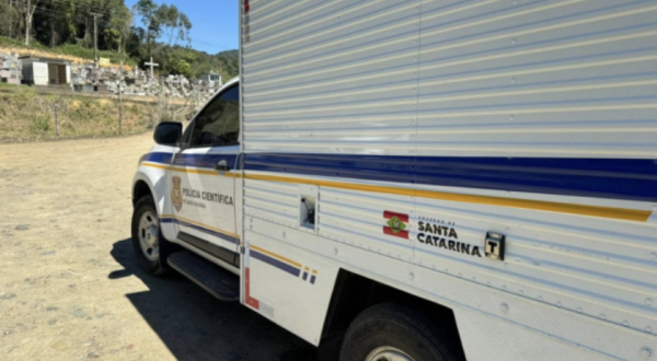 Assaltante leva rasteira durante roubo, deixa cair arma e é morto a tiros em Indaial