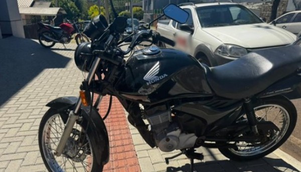 Motociclista fica ferido após colisão com carro