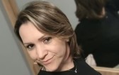 Suspeita de envenenar família com bolo é encontrada morta na prisão