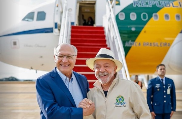 Lula chega à França para participar da cúpula do G7