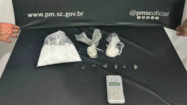 Homem e mulher são presos com cocaína durante abordagem da PM
