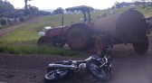 Motociclista fica gravemente ferido após colidir em máquina agrícola no Oeste de SC