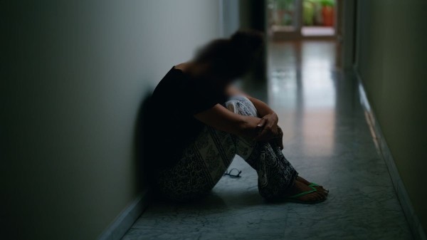 Jovem é resgatada após ser mantida em cárcere pelo padrasto por 12 anos