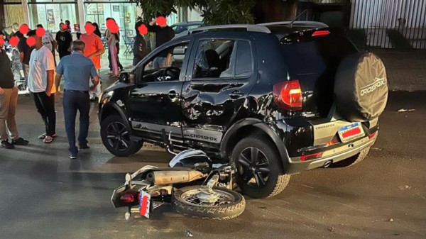 Acidente entre carro e moto é registrado
