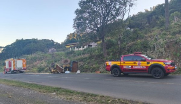 Idoso morre após trator cair em ribanceira e parar às margens da SC-355 em Jaborá