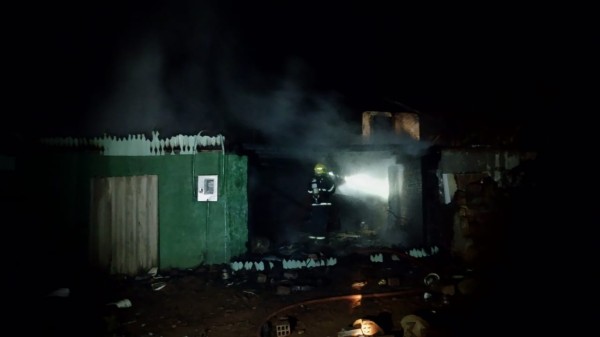 Incêndio deixa casa danificada no interior