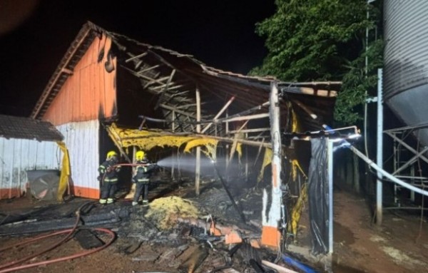 Incêndio atinge aviário em Saudades durante a madrugada