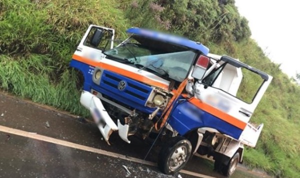 Colisão entre caminhões deixa motorista ferido na PR-280