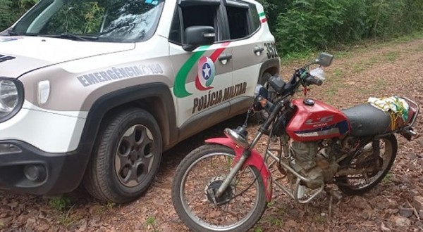 Motocicleta furtada é recuperada pela PM no Bairro Santa Rita