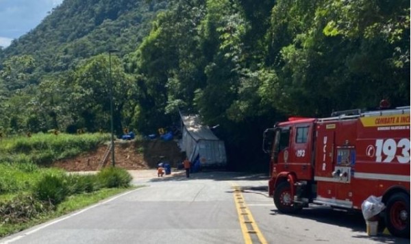 Acidente com caminhão de carga tóxica interdita Serra Dona Francisca