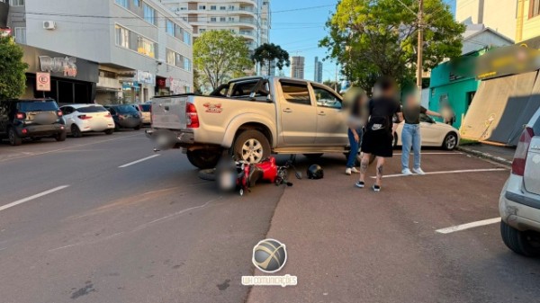 Por pouco, jovem não é atropelado após camionete passar por cima de moto no centro