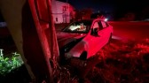 BMW colide em poste e causa queda de energia em bairro