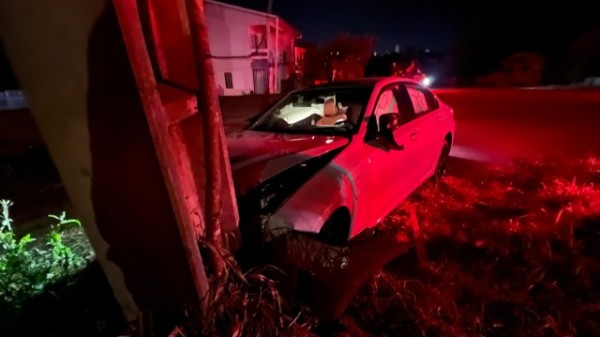 BMW colide em poste e causa queda de energia em bairro