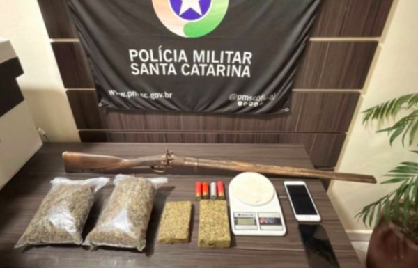 Homem que danificou carros em São Miguel do Oeste é preso; irmão é preso por tráfico e porte de arma