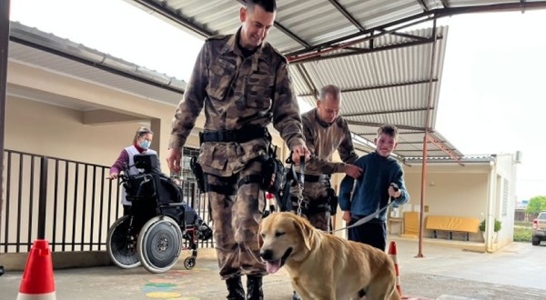 Canil da Polícia Militar desenvolve dia de terapia com cão na Apae