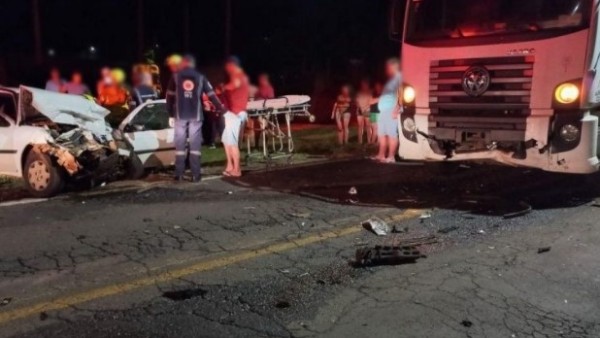 Colisão frontal entre caminhão e carro deixa motorista inconsciente em SC