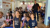 Visita do Coelhinho da Páscoa leva alegria a alunos da rede municipal