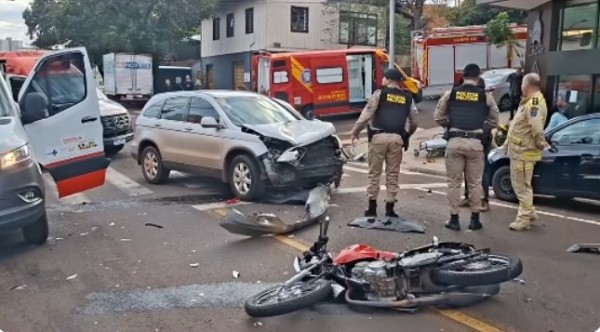 Após acidente condutor de motocicleta cai em cima de pedestre na calçada; três ficaram feridos