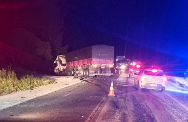 Colisão frontal entre carro e carreta deixa dois mortos na BR-282