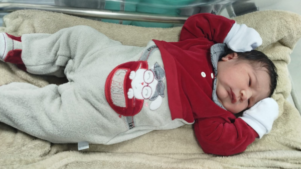 Bebê de 4,8 kg marca recorde de nascimento no HGI