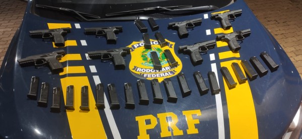 Carreta é apreendida com pistolas e mais de 1,8 tonelada de maconha