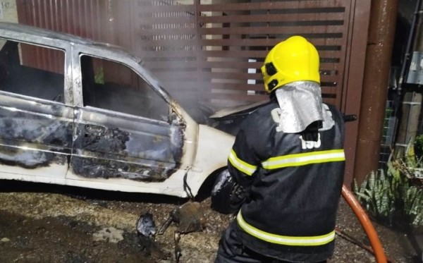 Motorista consegue sair de carro em chamas após “explosão” enquanto dirigia