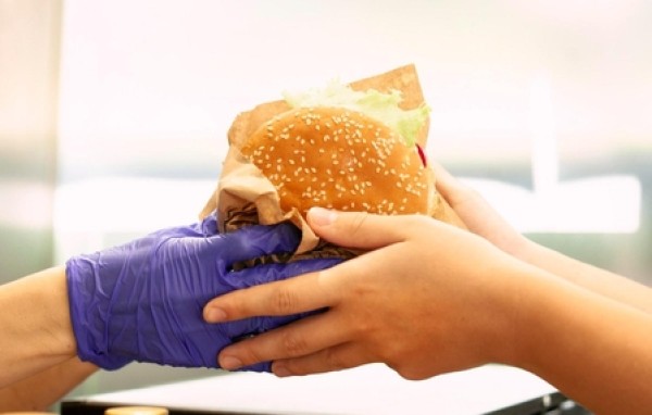 Adolescentes são detidos por golpes com comprovantes Pix falsos em compra de lanches