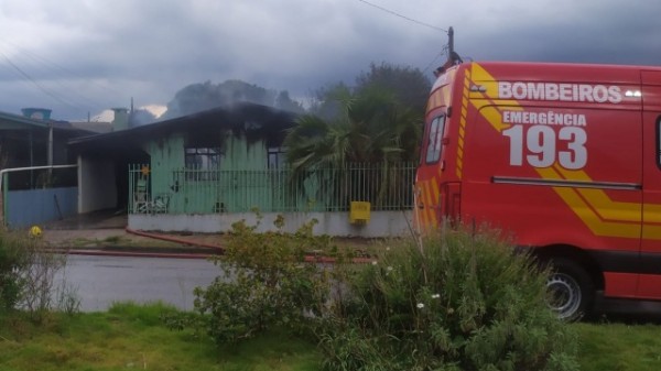 Incêndio destrói casa e ameaça residência vizinha