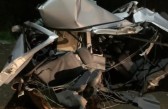 Condutor fica em estado grave após carro colidir violentamente contra poste