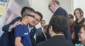 Estado entrega óculos com inteligência artificial para apoiar alunos cegos da rede estadual