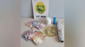 ROCAM apreende crack durante abordagem em ponto de tráfico de drogas; três pessoas foram detidas