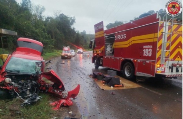 Colisão entre carro e caminhão mata mulher na SC-135