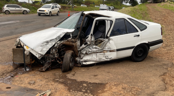 Colisão frontal envolvendo carro e  micro-ônibus é registrada na “Serra do BNH"
