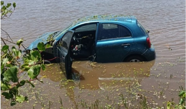 Durante fuga, motorista cai com veículo em lagoa e mais de 250 kg de maconha são apreendidos